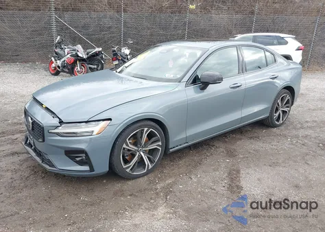 2024 Volvo S60 B5 Core Dark Theme z USA, uszkodzony, nr VIN 7JRL12FK0RG317975